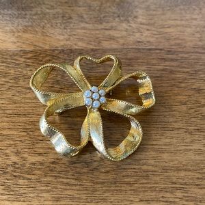 ⭐️ Vintage gold-toned brooch, bows with white small pearl-like center.